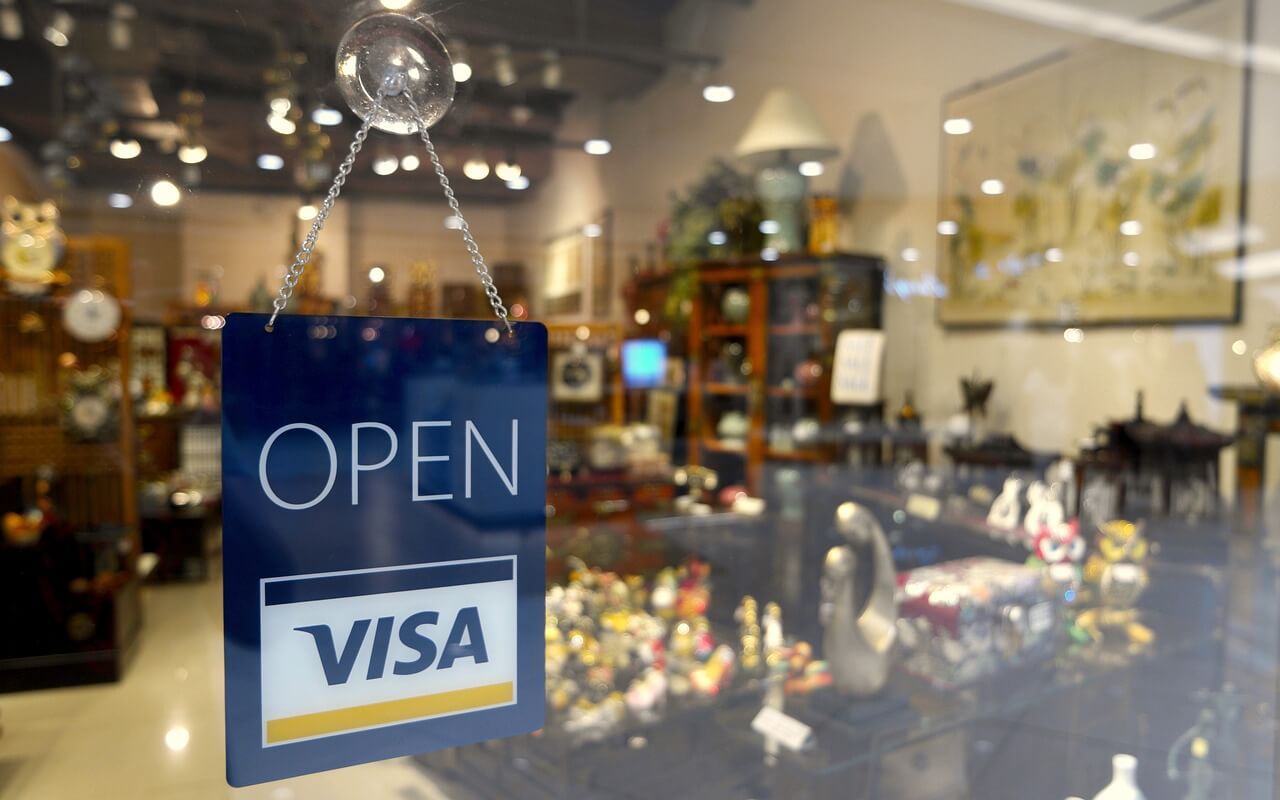 Visa vs MasterCard Stock Analysis – Which is Better 2024?